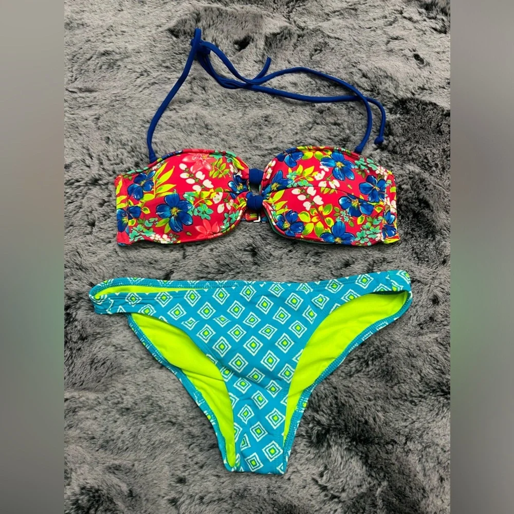 Bikinis - Picture 1 of 3